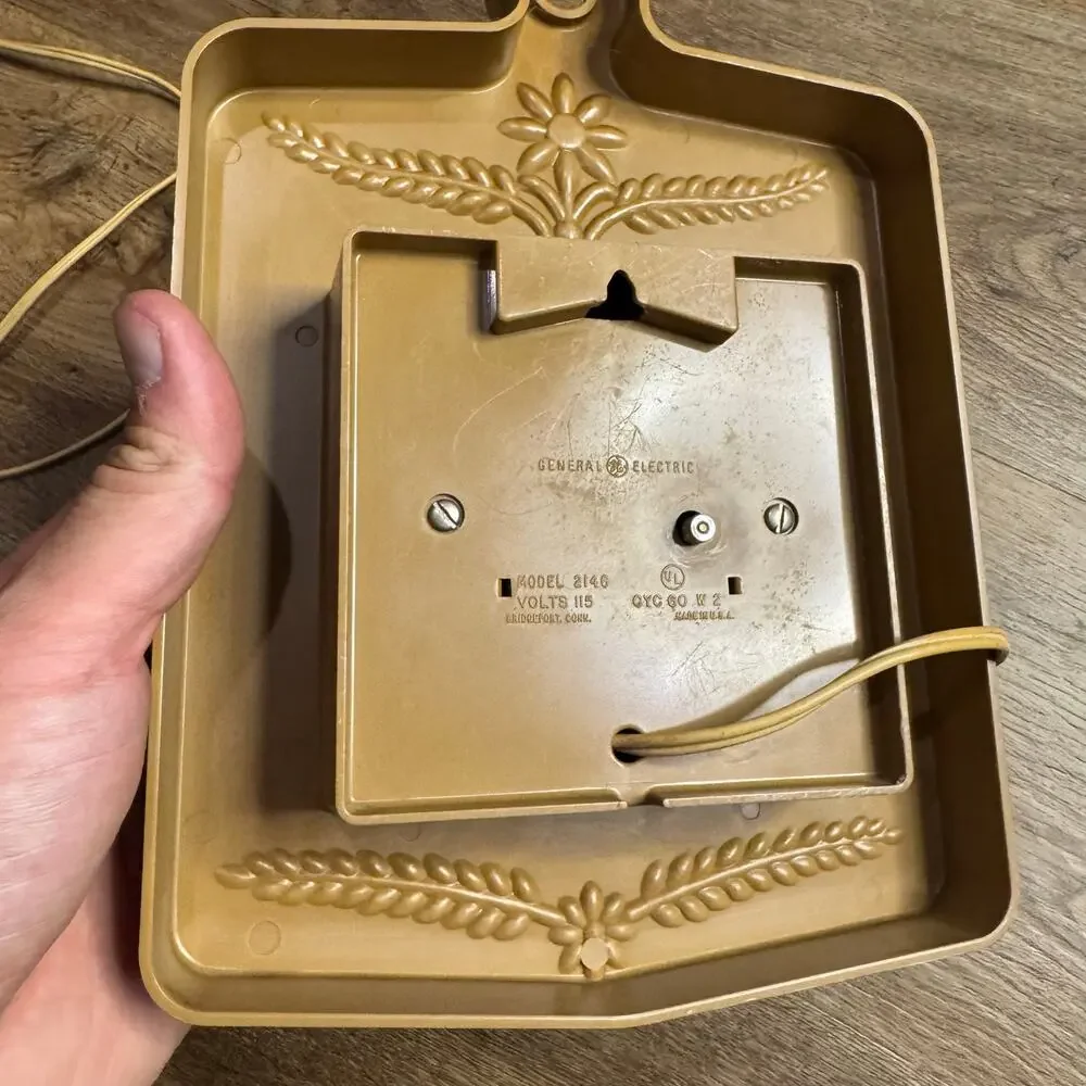 VTG GE General Electric Kitchen Wall Clock 2146 Wood Grain Plastic Cutting Board